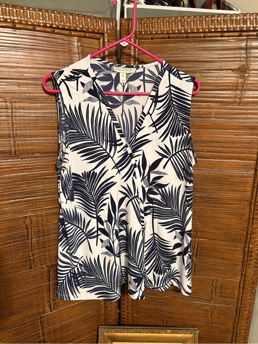 Dana Buchman Sleevless V Neck